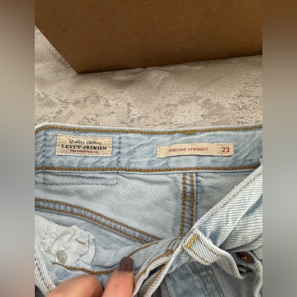 Levi’s Ribcage Jean - Picture 2 of 3